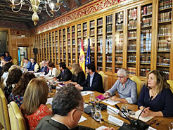 La consejera Ollo, en el centro, junto con el director general Álvaro Baraibar al comienzo de la reunión en el Ministerio de Justicia.