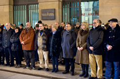 La presidenta, consejeras y consejeros, junto a familiares y amigos de la víctima.