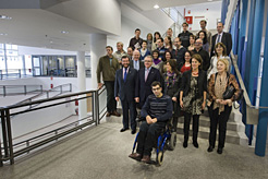 Fotografía de grupo de las autoridades y trabajadores de la Biblioteca General y Filmoteca de Navarra