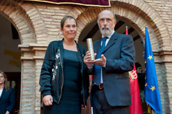 Paco Etxeberria muestra el cilindro recibido de manos de la Presidenta Barkos.