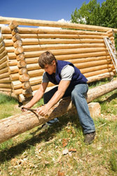 Trabajador cortando maderas