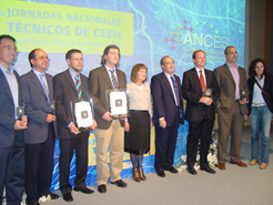 Entrega del premio. Ángel Ursúa (segundo por la izquierda), gerente y fundador de Idifarma posa con los demás premiados y la directora general de Política de la Pyme, María Callejón.