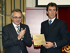 El Presidente Sanz entrega el premio a Pablo Hermoso de Mendoza