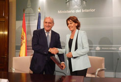 El ministro Fernández Díaz y la Presidenta Barcina se saludan tras la firma del acuerdo.