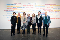 La jefa de la Sección de Museo de Navarra, Mercedes Jover,  la directora de Cultura, Dori Lopez Jurío, la consejera de Cultura, Deporte y juventud, Ana Herrera, la escritora Francisca Aguirre con sus familiares, y la directora del Servicio de Museos,  Susana Irigaray.