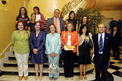 La consejera Kutz con los ganadores del concurso para ex fumadores 