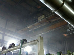 Interior de la nave en la que se ha producido el incendio, algo ennegrecida por el humo.