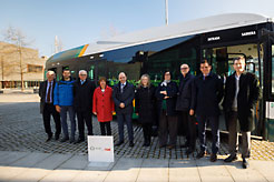 Autoridades y representantes de empresas ante uno de los autobuses eléctricos que desde hoy realizan el servicio de la línea 9 en la Comarca de Pamplona.