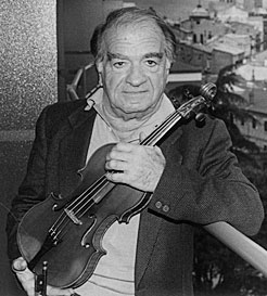 El violinista italiano Ruggiero Ricci con el violín 