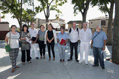 La Presidenta y las consejeras posan con los alcaldes participantes en la reunión. Al final de la información se identifica a los presentes.