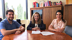 De izquierda a derecha: Ion Esandi, presidente de AJE; la directora general de Política Económica e Internacional y Trabajo, Izaskun Goñi; y Raquel Trincado, gerente de AJE.