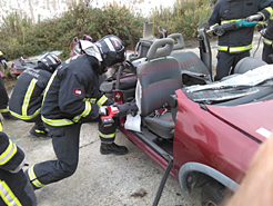 Formación de bomberos: realizando prácticas para desatrapar a heridos. 