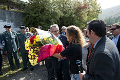 El Presidente entrega un ramo a la viuda de Beiro