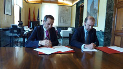 Firma de un convenio entre el Gobierno de Navarra y Cruz Roja para la atención a jóvenes inmigrantes.