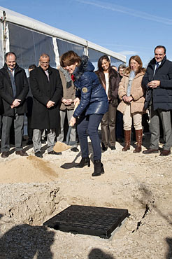 La Presidenta Barcina coloca la primera piedra de la ampliación.