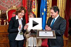 La Presidenta Barcina y Txomin García tras entregarle el galardón a Martha Pelloni.