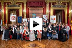 Los representantes de las casas regionales, junto a la consejera Ollo en el Salón del Trono.
