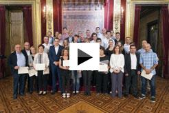 Foto de grupo de los y las deportistas navarros olímpicos, paralímpicos, técnicos y medallistas a nivel europeo y mundial.