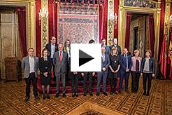 Miembros y miembras de la asamblea de la Eurorregión posan en el Salón del Trono.