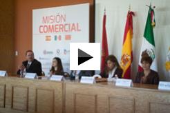 Momento de la firma con representantes del gobierno y la municipalidad de Chihuahua.