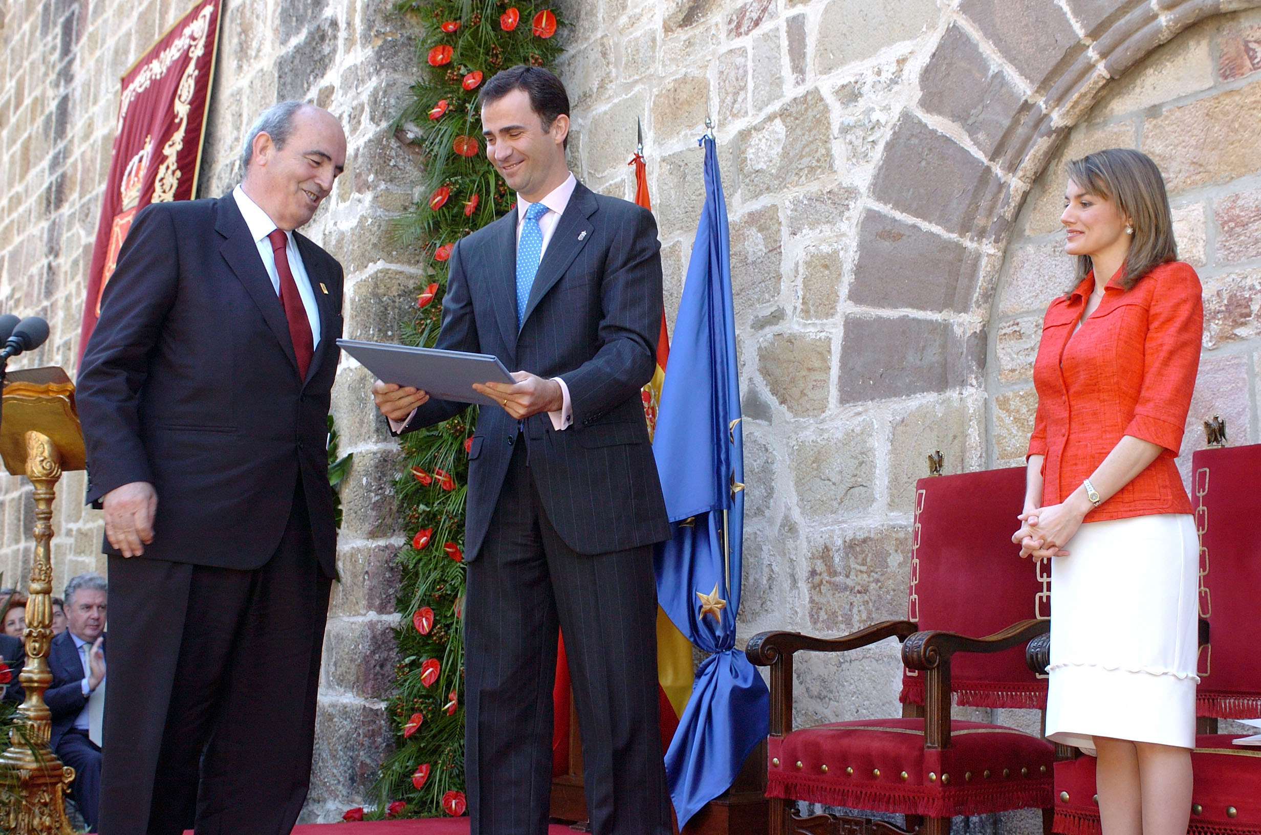imagen Manterola, el día de la entrega en Leyre del Premio Príncipe de Viana, por el entonces Príncipe Felipe.