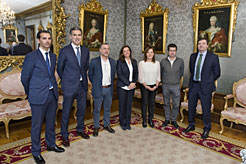 Gizarte Eskubideetako eta Caixabank-eko lantaldeak, Laparra lehendakariordearekin eta Ana Díez Fontanarekin. 