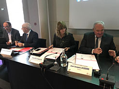 Ollo kontseilaria PBKA osatzen duten agintarien aurrean sinatzeko unean. 