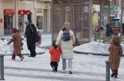 Jendea elurretan ibiltzen.