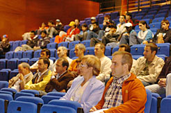 Público y alumnos asistentes a la inauguración de la Escuela Taller.