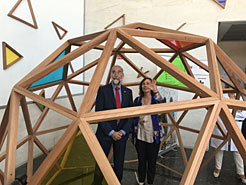 Domínguez kontseilaria eta Herrera kontseilaria “re nacer” artelana ikusten, lehengo Virgen del Camino ospitaleko sarrera nagusian.