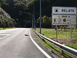 Imagen de la boca norte del túnel de Belate con la nueva señalización vertical.