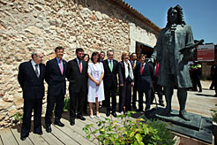 Agintariak Juan de Goyenecheren irudiaren ondoan