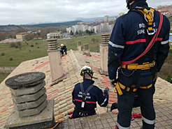 Formación de bomberos: realizando prácticas en un tejado. 