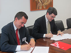 Iribas y Mina durante la firma