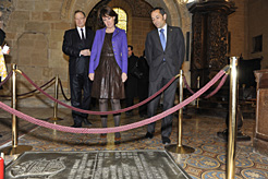 La Presidenta y el consejero Sánchez de Muniáin, con el alcalde de Lescar, visitan una tumba de los reyes de Navarra.