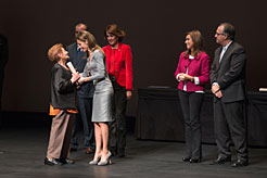 Felipa Merino saria jasotzen.