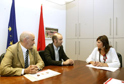 La Consejera Torres con los responsables de Cruz Roja Navarra