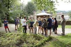 Elizalde eta Goñi, jardueretako bat ikusten.