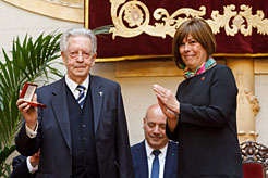 Entrega de la Cruz de Carlos III al músico y sacerdote Aurelio Sagaseta.