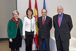 La Presidenta Barcina con el presidente de Portland, Juan Béjar, la consejera Goicoechea y José María Aracama.