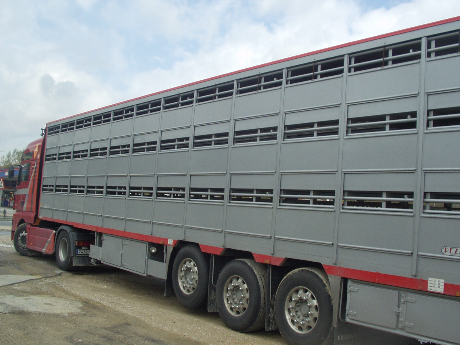 Camión de transporte de ganado