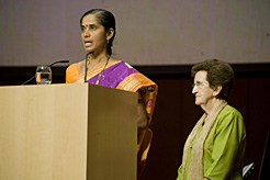 Intervención de Anjali Tapkire, presidenta de la ONG Creative Handicrafts.