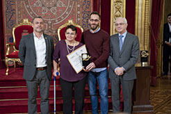 Laparra con las personas premiadas de Bortziriak.