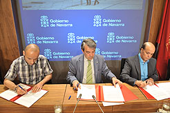 Ramón Alvaré, Javier Caballero y Jesús Bayón, en la firma del acuerdo