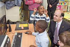 El consejero Catalán junto a varios alumnos de Primaria.