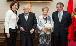 La Presidenta Barcina con un matrimonio