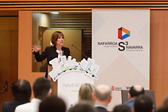 Autoridades y representantes de empresas ante uno de los autobuses eléctricos que desde hoy realizan el servicio de la línea 9 en la Comarca de Pamplona.