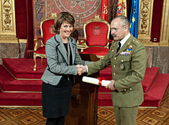 La Presidenta entrega el acuerdo de Gobierno al coronel jefe Félix Eugenio García Cortijo. 