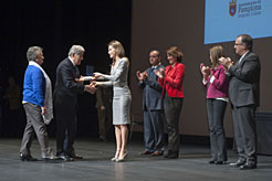 Espainiako Tutoretza Fundazioen Elkartearentzako saria jasotzen