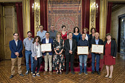 La consejera Ollo y el director general de Comunicación y Relaciones Institucionales, Pello Pellejero, con representantes de las entidades premiadas en el Salón del Trono.
